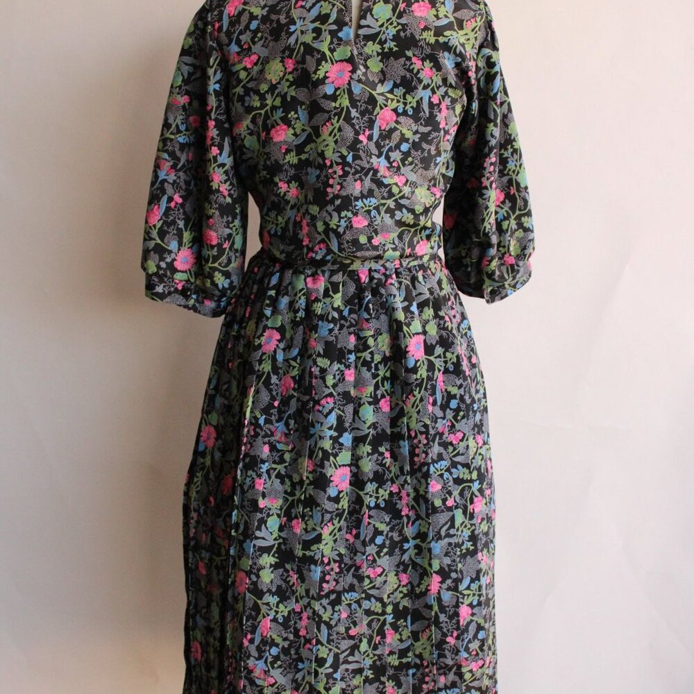 Vintage 1980's Dress with Belt, Breli Originals, Black Floral Print, Lace Collar - Picture 9 of 10